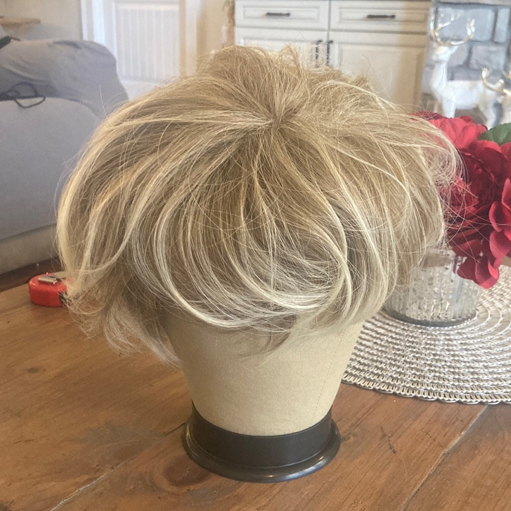 Short blonde wig